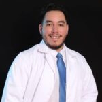Fotografía de perfil del Dr. Cristopher Varela, cirujano coloproctólogo especialista en Caracas.