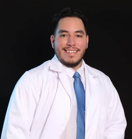 Fotografía de perfil del Dr. Cristopher Varela, cirujano coloproctólogo especialista en Caracas.
