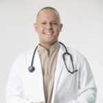 Dr. Yassert Marín, médico cirujano de la Universidad de Carabobo especialista en medicina general online.
