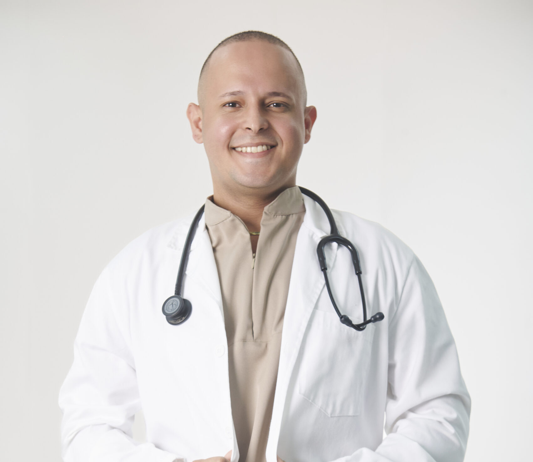 Dr. Yassert Marín, médico cirujano de la Universidad de Carabobo especialista en medicina general online.
