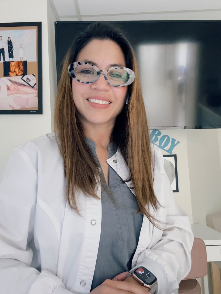 Dra. Marlen Mavarez, especialista en ginecología, obstetricia y ultrasonografía médica en consulta online.