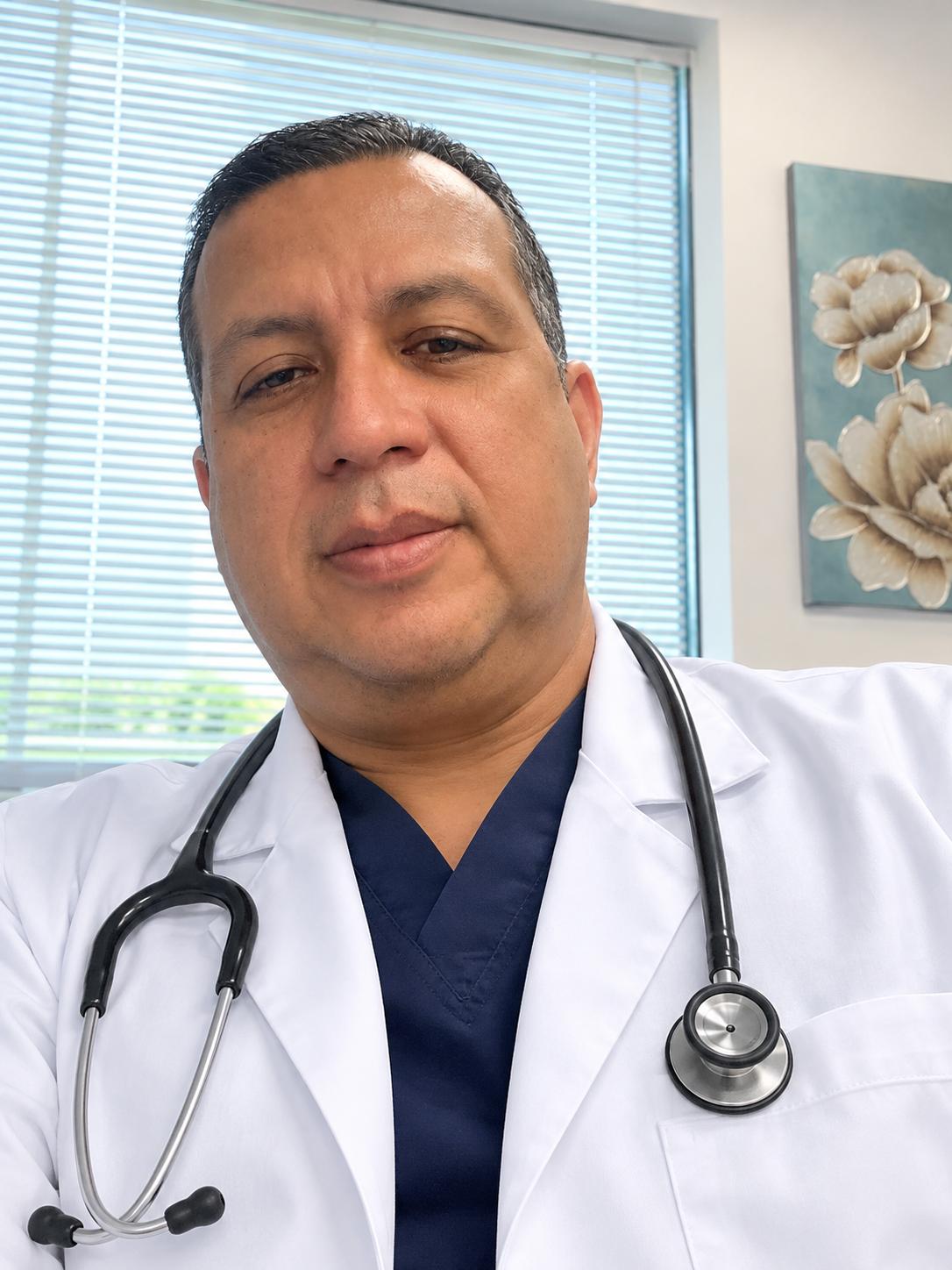 Dr. Marco Salmerón, médico venezolano especialista en neumología y medicina crítica